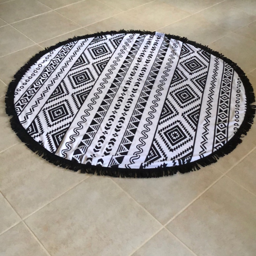 👙DSW Soft & Cozy Round Fringed Towel - Picture 2 of 4